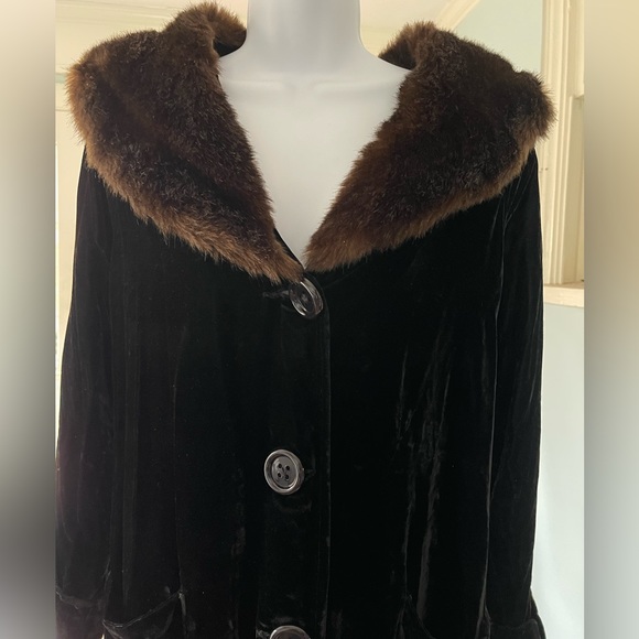 Velvet long duster with fur collar. Large buttons. Beautiful! - Picture 2 of 6